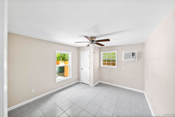 Empty room, Interior