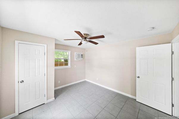 Empty room, Interior