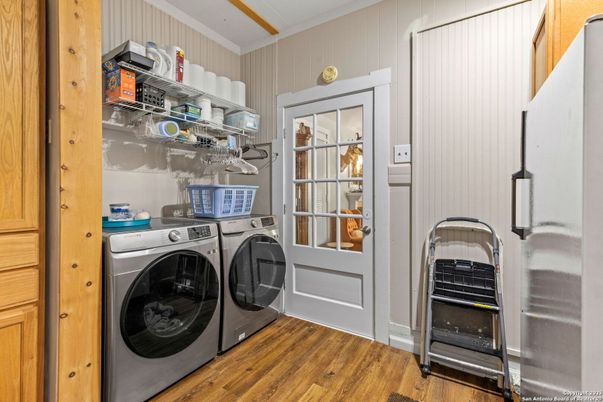 Interior, Washer, Wood Texture Flooring