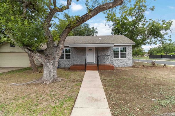 Backyard, Exterior, Facade, Ranch