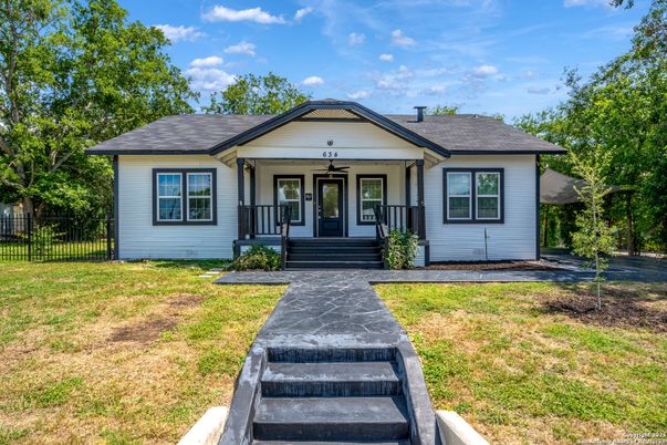 Exterior, Facade, Ranch