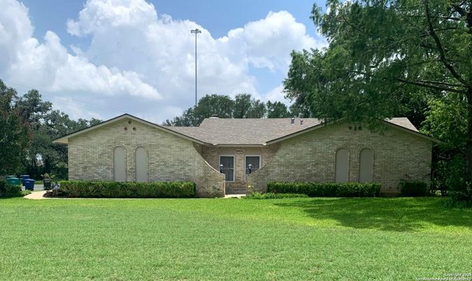 Backyard, Exterior, Facade, Brick Facade, Ranch