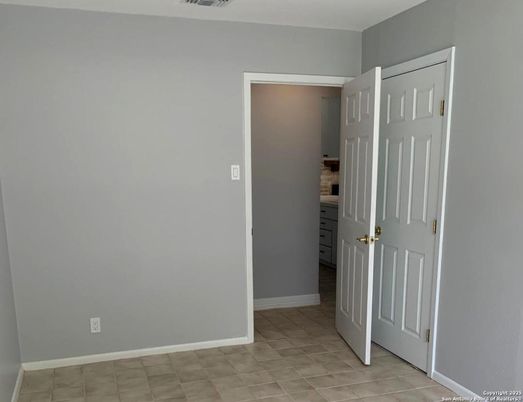 Empty room, Interior
