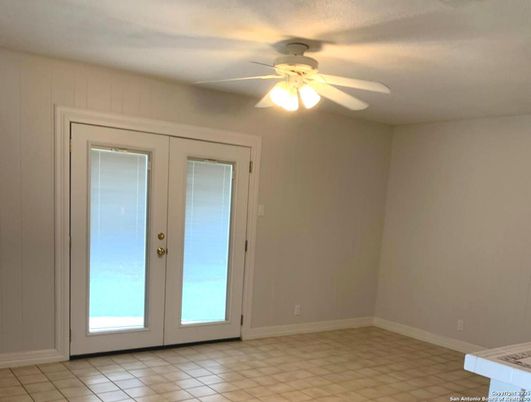 Empty room, Interior