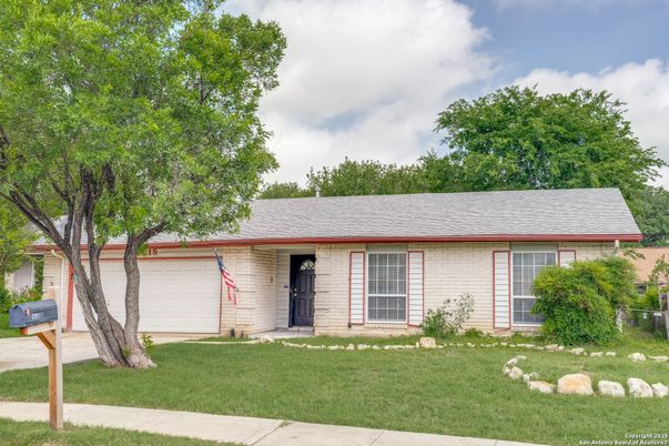 Attached, Exterior, Facade, Ranch