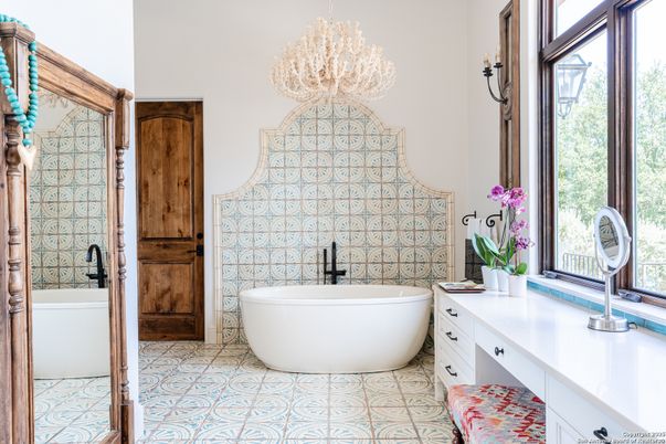 Bathroom, Chandelier, Free Standing Baths, Interior