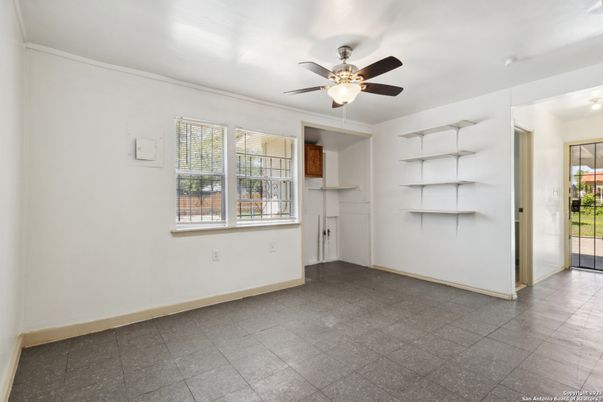 Empty room, Interior