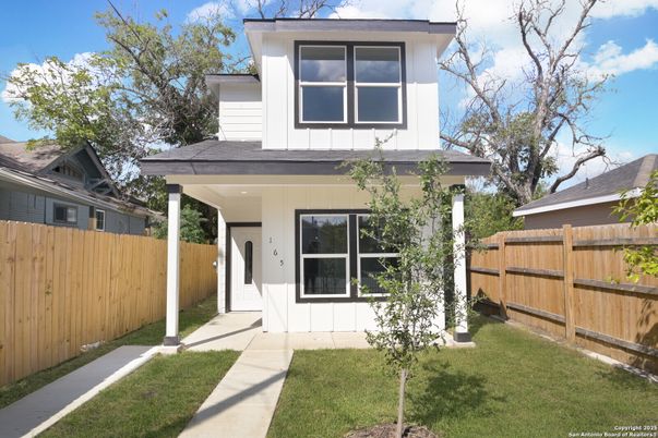 Exterior, Facade, Modern