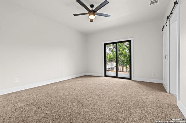 Empty room, Interior