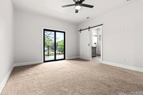 Empty room, Interior