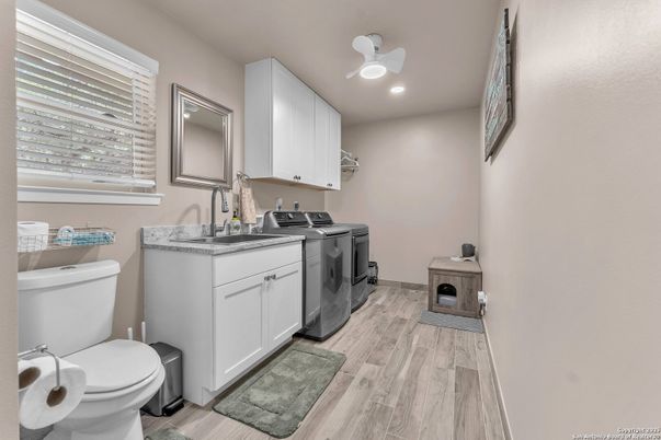 Interior, Recessed Lighting, Washer, Wood Texture Flooring
