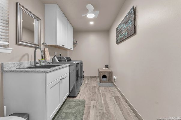 Interior, Recessed Lighting, Washer, Wood Texture Flooring