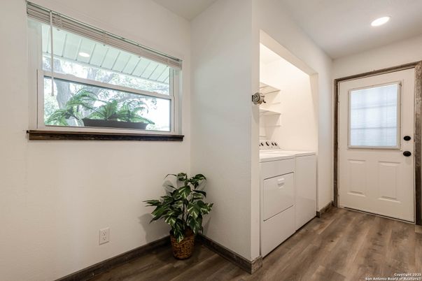 Interior, Recessed Lighting, Washer, Wood Texture Flooring