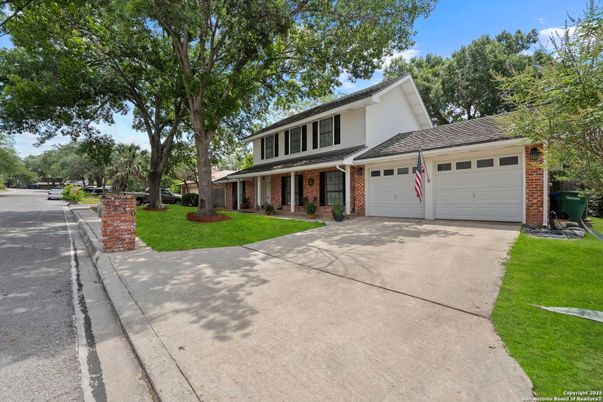Attached, Exterior, Facade, Brick Facade, Split Level