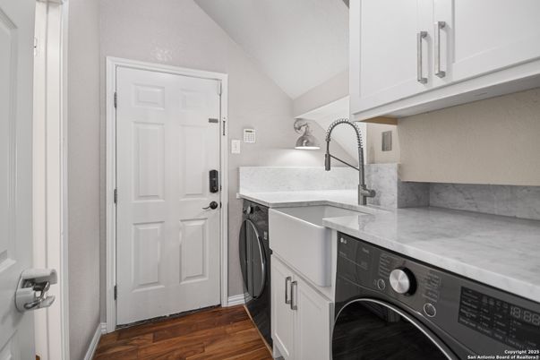 Interior, Washer, Wood Texture Flooring