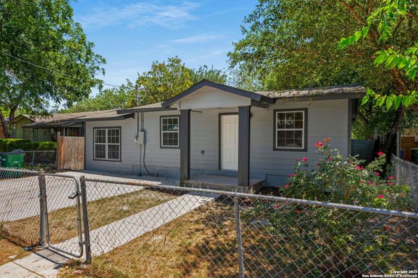 Exterior, Facade, Ranch