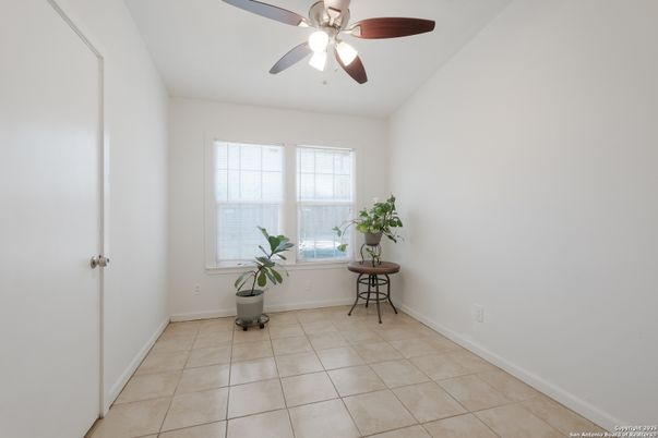 Empty room, Interior