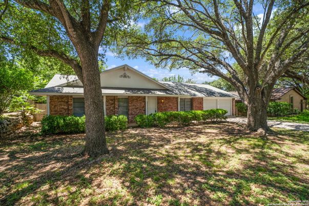 Exterior, Facade, Brick Facade, Ranch