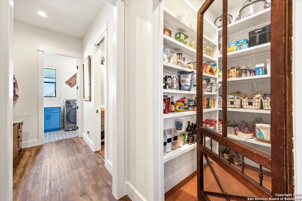 Interior, Recessed Lighting, Washer, Wood Texture Flooring