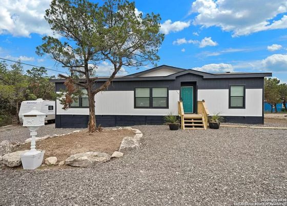 Backyard, Exterior, Facade, Ranch