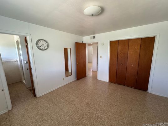 Empty room, Interior