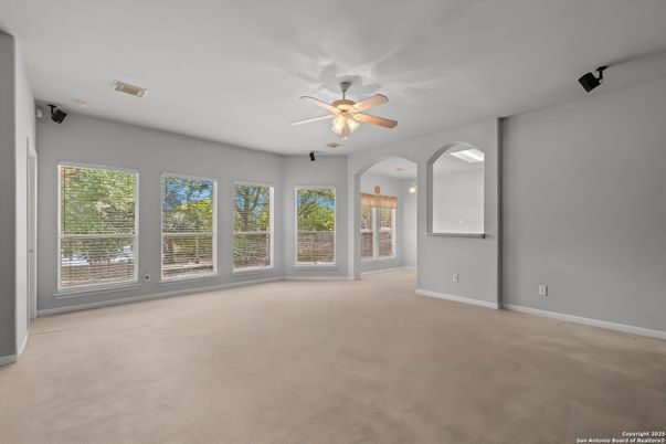 Empty room, Interior
