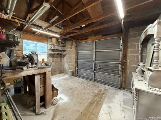 Garage, Interior, Wooden Beams