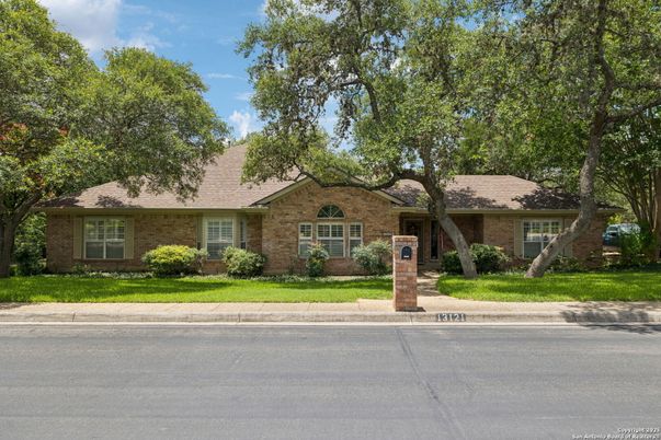 Exterior, Facade, Brick Facade, Ranch