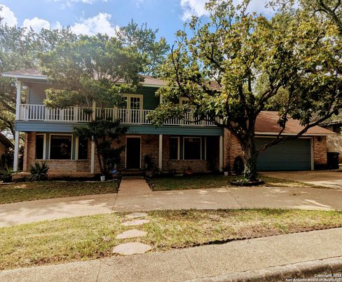 Attached, Exterior, Facade, Brick Facade, American Foursquare