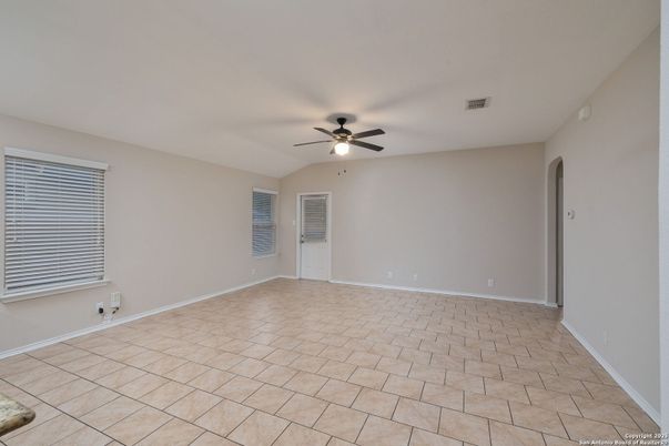 Empty room, Interior