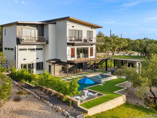 Backyard, Exterior, Facade, Pool, Modern