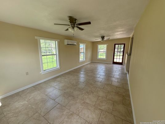 Empty room, Interior