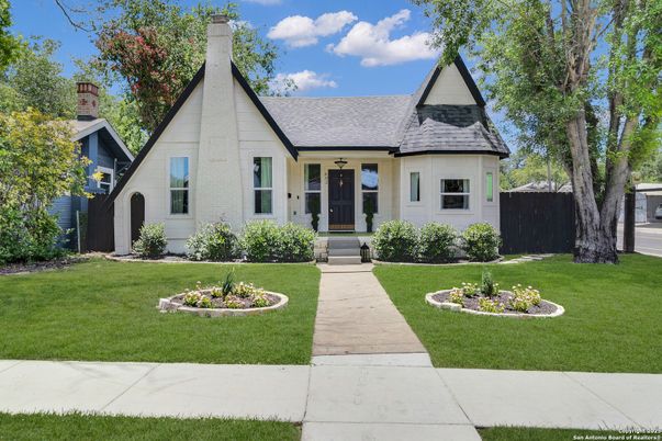 Exterior, Facade, Farmhouse