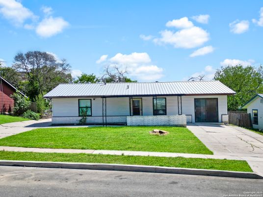 Backyard, Exterior, Facade, Ranch