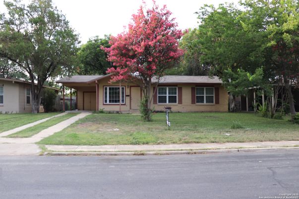 Exterior, Facade, Ranch