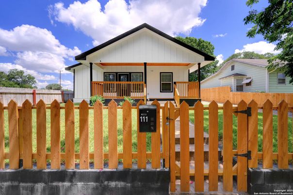 Exterior, Facade, Farmhouse
