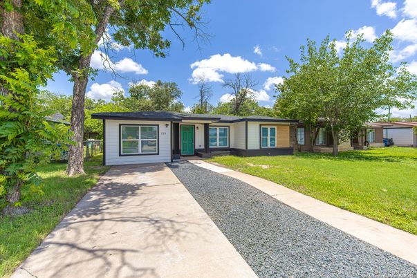 Backyard, Exterior, Facade, Ranch