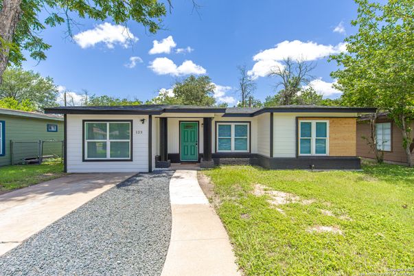 Exterior, Facade, Ranch