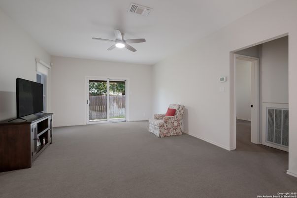 Empty room, Interior