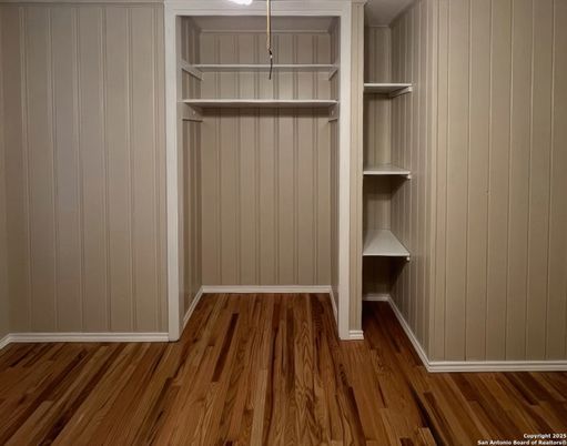 Interior, Walk-in Closets, Wood Texture Flooring