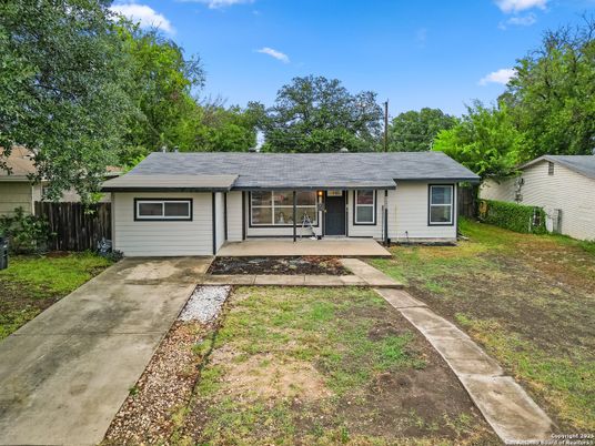 Backyard, Exterior, Facade, Ranch