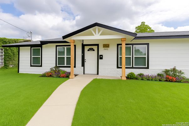 Exterior, Facade, Ranch