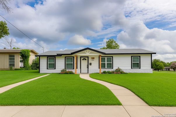 Exterior, Facade, Ranch