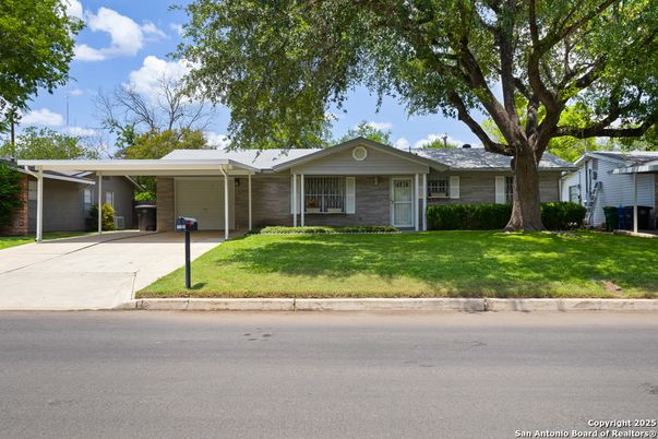 Attached, Exterior, Facade, Ranch