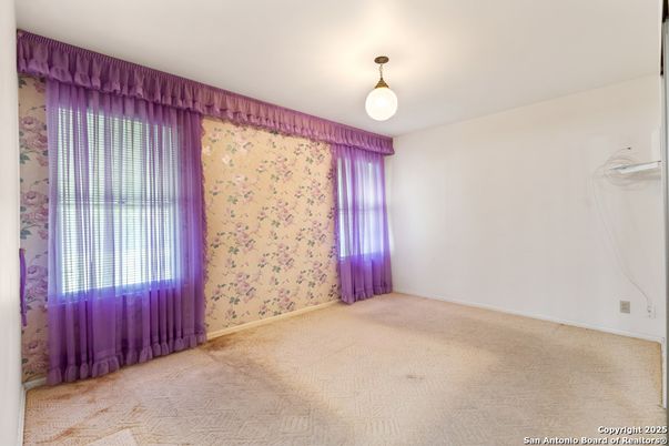 Empty room, Interior
