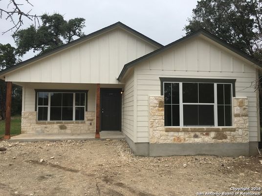 Exterior, Facade, Farmhouse