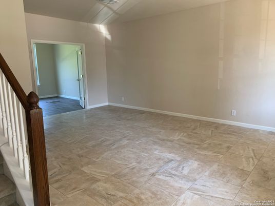 Empty room, Interior