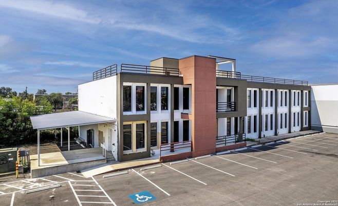 Exterior, Facade, Modern