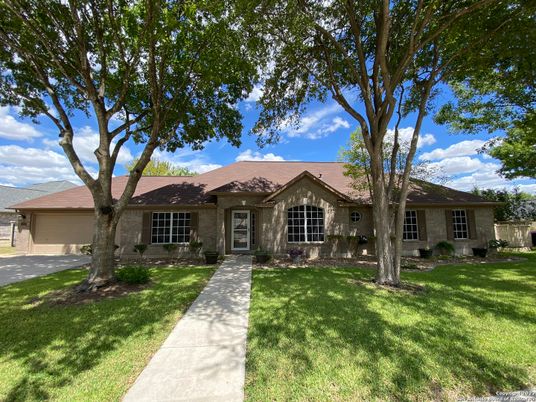 Attached, Exterior, Facade, Ranch