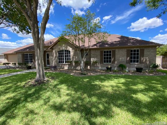 Exterior, Facade, Ranch
